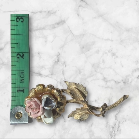 Unsigned Coro Vintage Gold Tone Flower Brooch Pin with Porcelain Roses - Picture 6 of 6